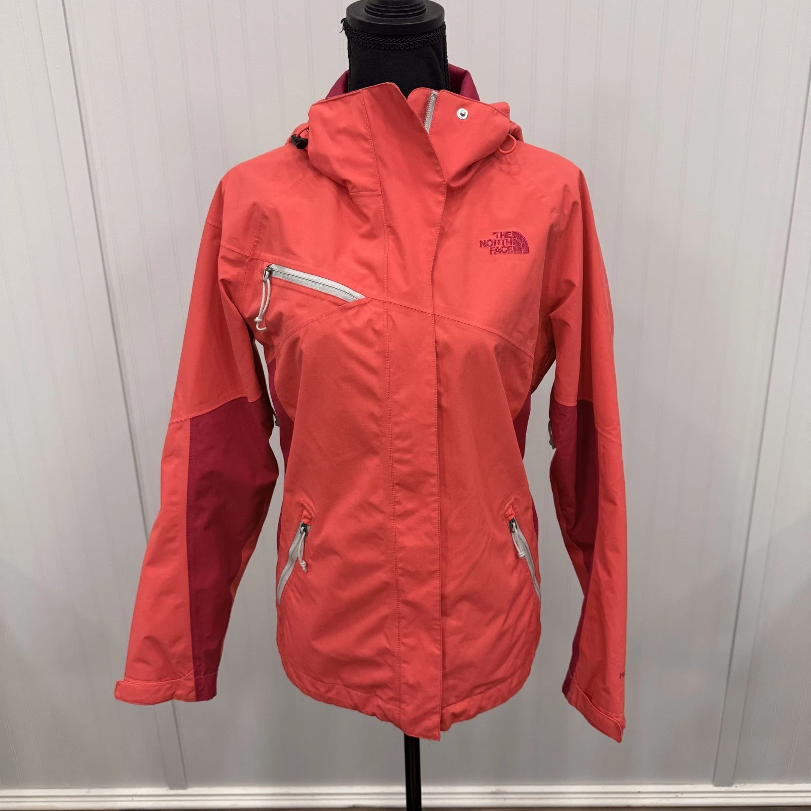 The North Face Women's Small Coral Hyvent 3 in 1 Triclimate Cinnabar Ski Jacket
Opens in a new windo