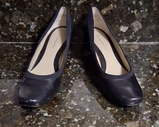 Women's Easy Spirit "Vicki" Black Leather Size 6.5 M Classic Pumps Kitten Heels 