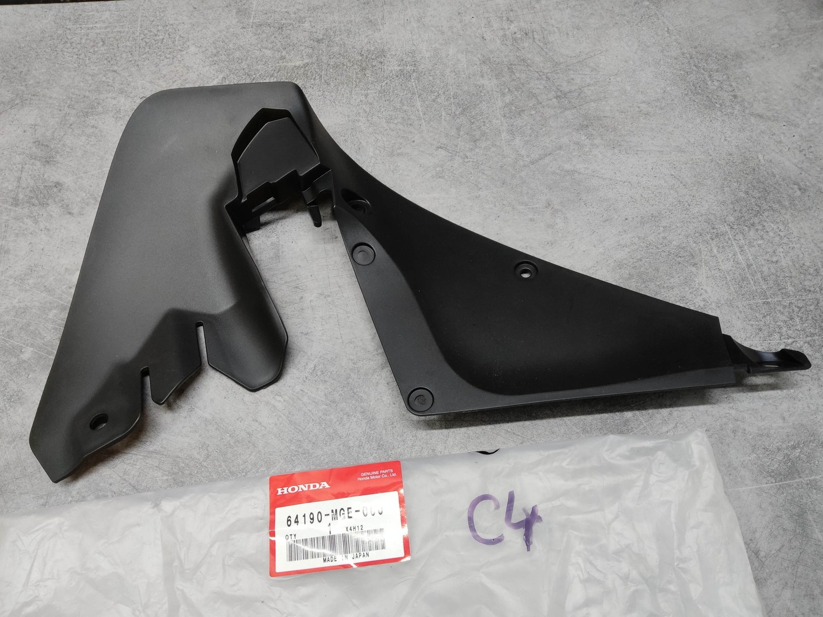 Panneau carenage lateral gauche VRF1200 Honda pour reparation carrosserie suite chute