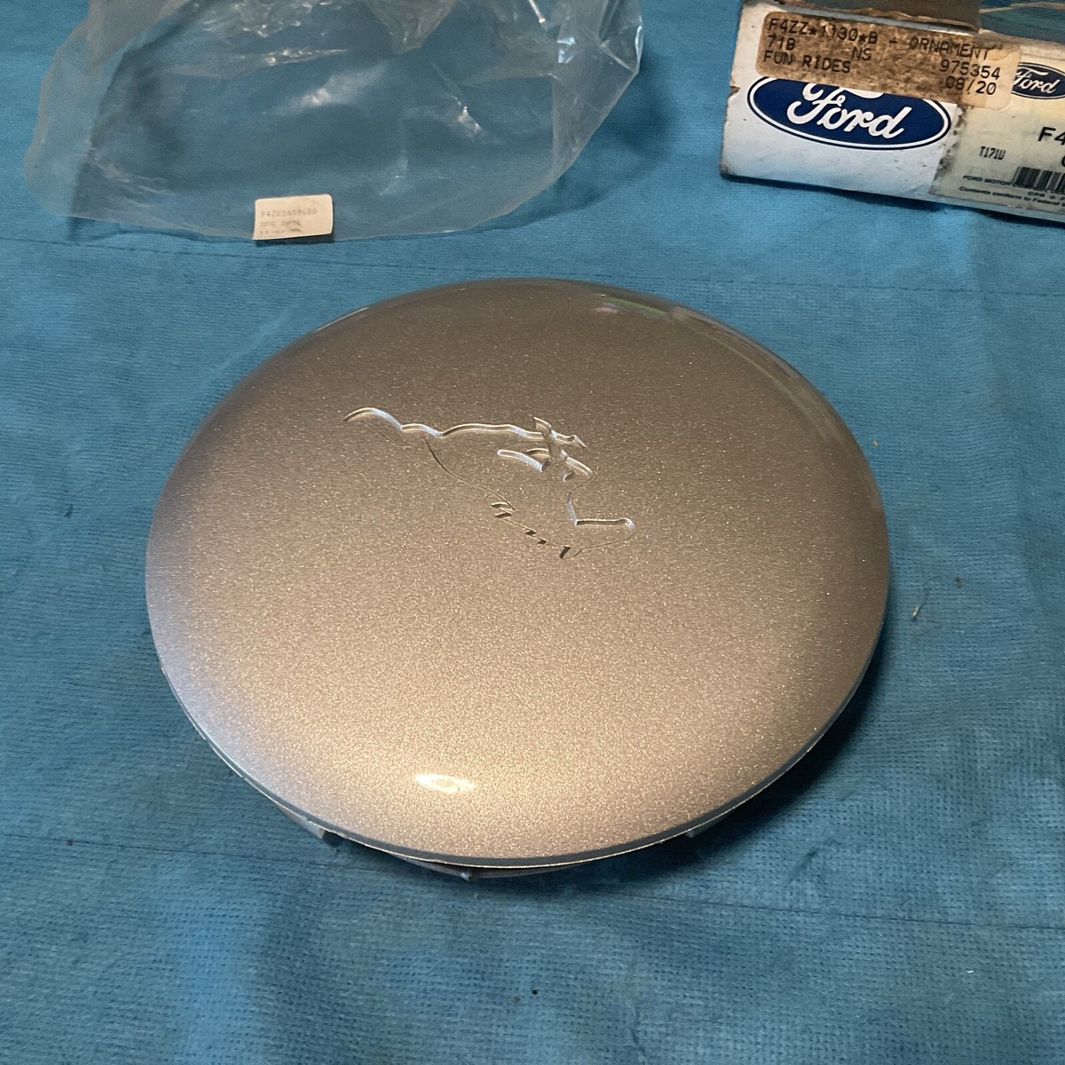 FORD MUSTANG OE WHEEL CENTER CAP F4ZC-1A096-BB HUBCAP COVER FORD MUSTANG OE WHEEL CENTER CAP F4ZC-1A096-BB HUBCAP COVER