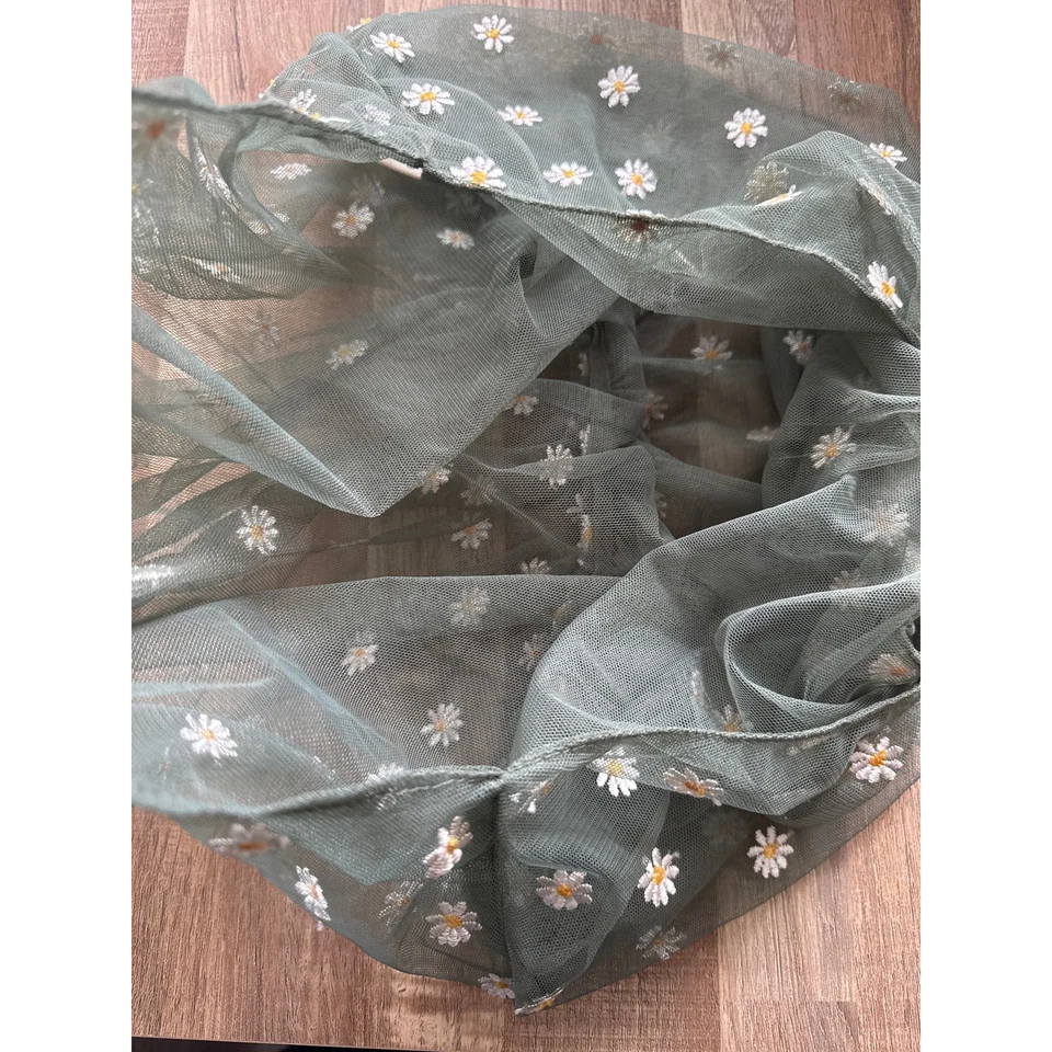 Mini bolso cubo de malla margarita de tul bordado en verde salvia Foto 4 de 4