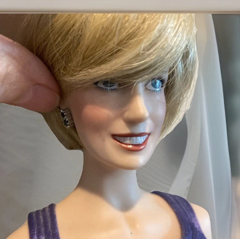 Franklin Como Nuevo Princesa Diana de Gales 17 Pulgadas Porcelana Retrato Muñeca Vestido Azul Marino Foto 4 de 4