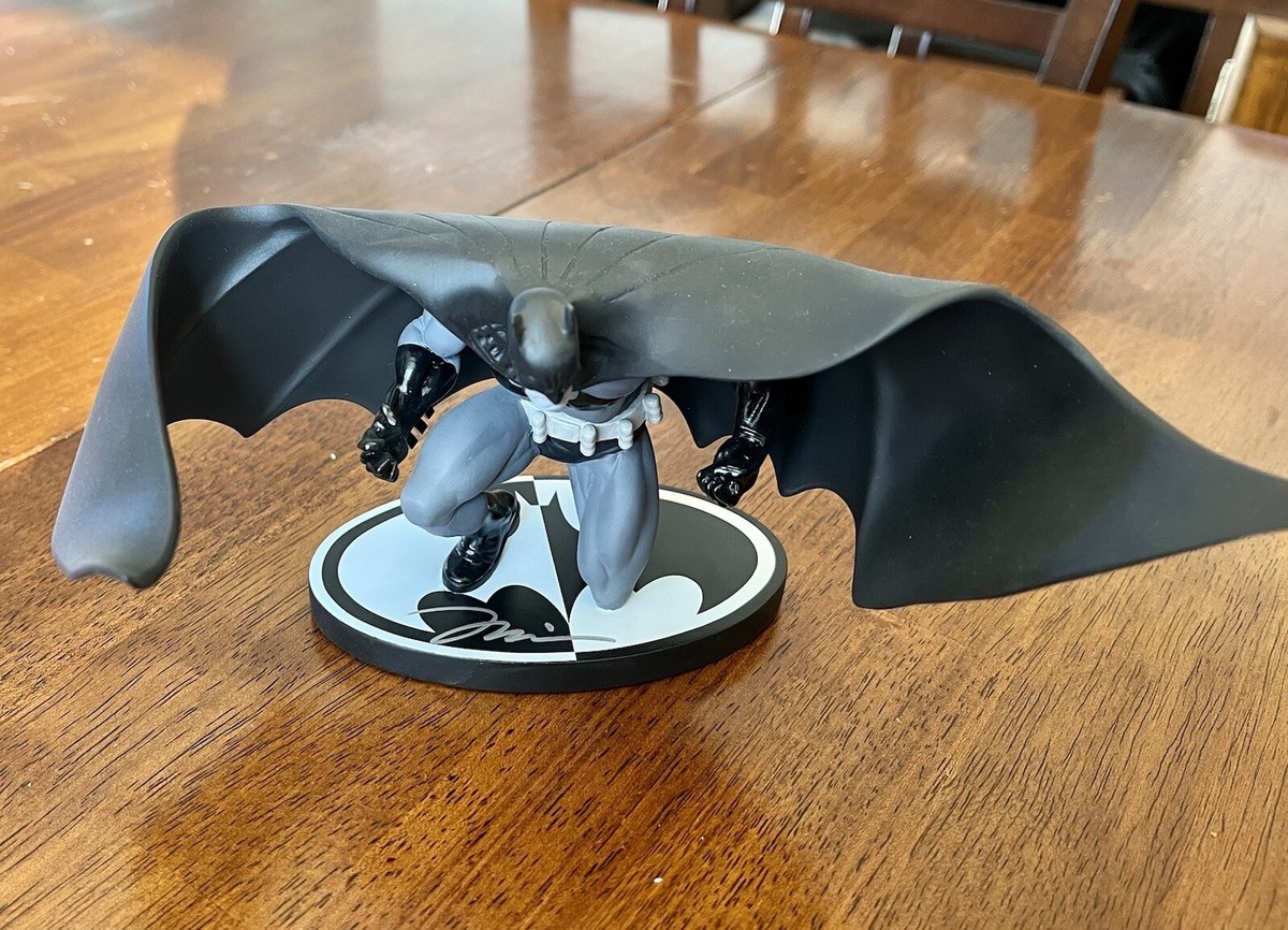 Jim Lee Signed Batman Black and White Statue DC Direct 0297 Jim Lee Signed Batman Black and White Statue DC Direct 0297