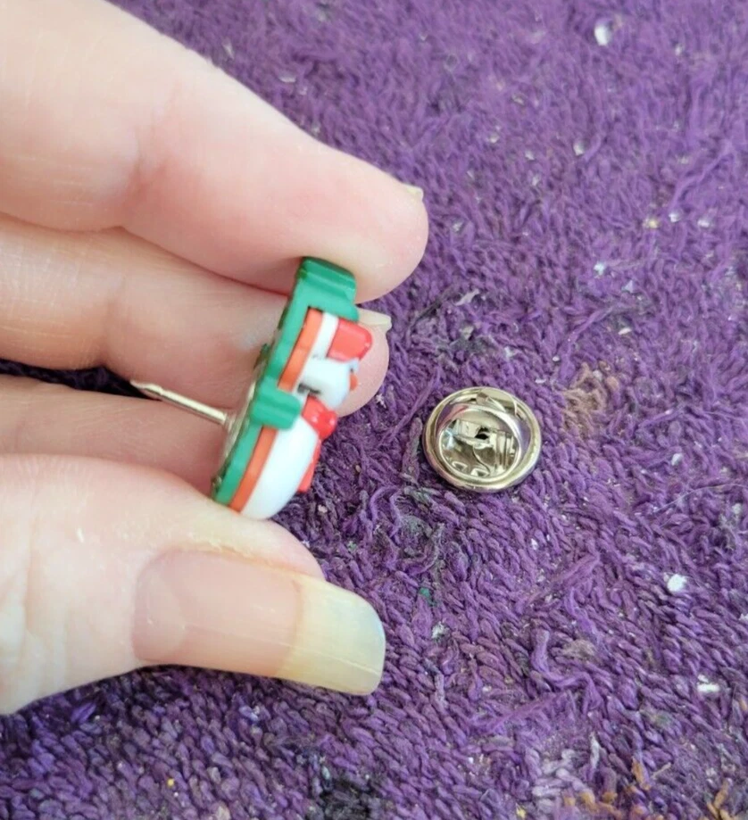 ^ Boneco de neve de Natal cachecol vermelho e chapéu amarrar pin de lapela - perfeito para a temporada - Imagem 3 de 4