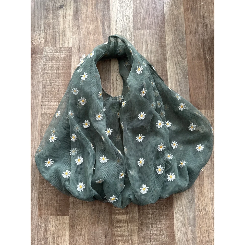 Mini bolso cubo de malla margarita de tul bordado en verde salvia Foto 2 de 4