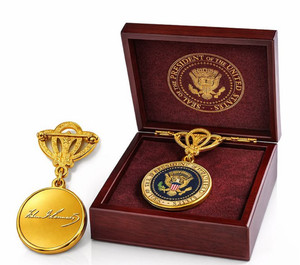 Authentic John F Kennedy Presidential Brooch 24K Gold Plated JFK Signature White House Pin