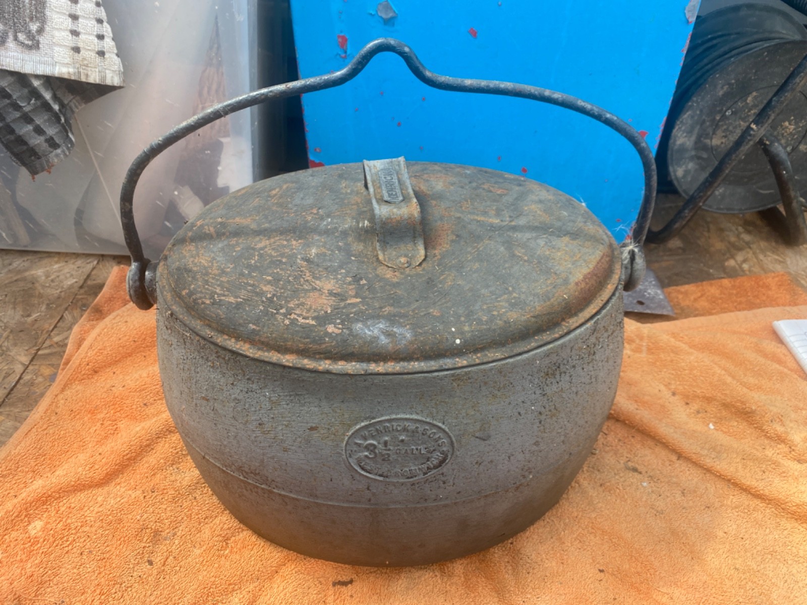 Vintage Gypsy Cast Iron Lidded Swing Fire Handled 3.5 Gallon Cooking Pot KENRICK