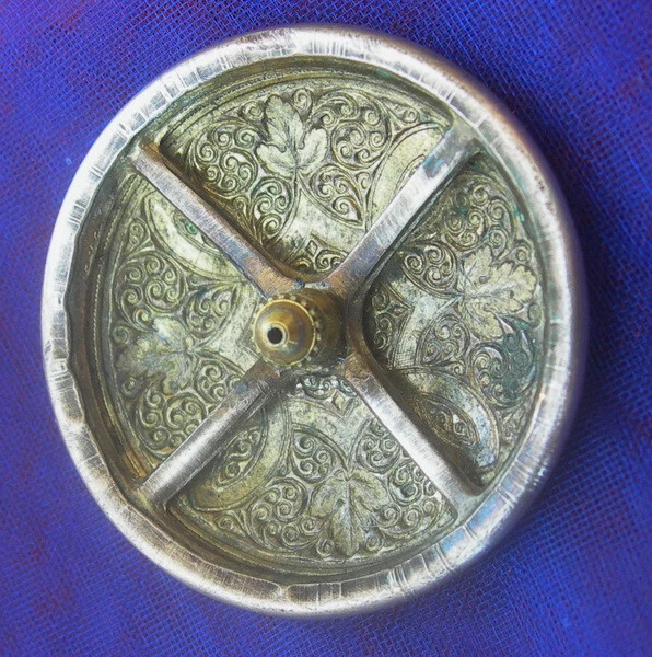 ancienne Tête d'épingle à chapeau décor végétal laiton estampé (vers 1900) - Photo 2/2