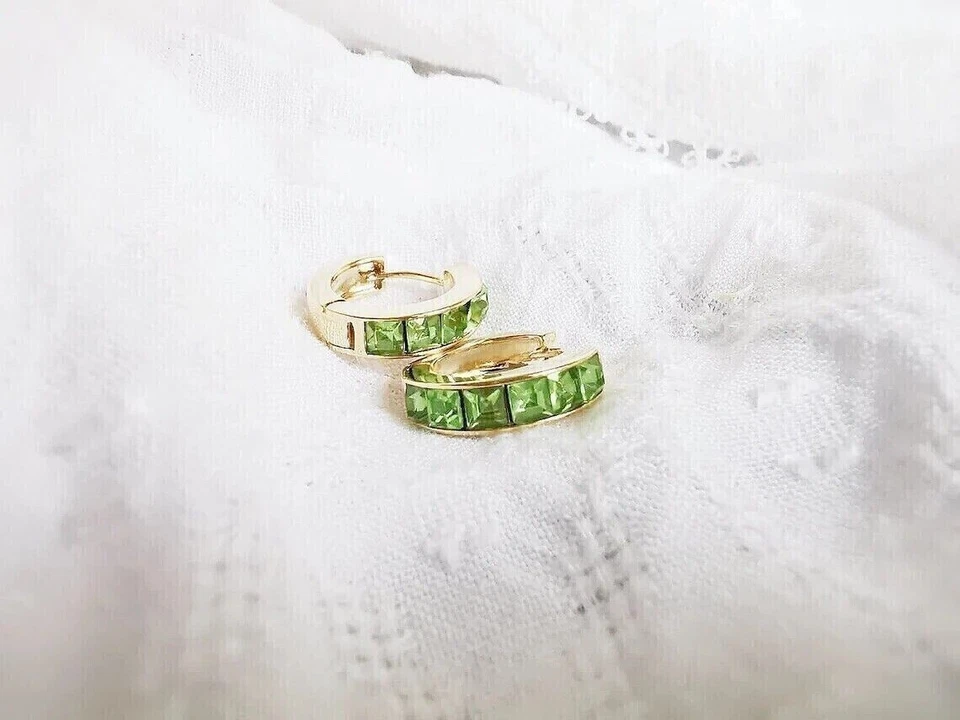 Pendientes de aro Huggie de peridoto verde simulado princesa enchapados en oro amarillo de 14 k Foto 2 de 4