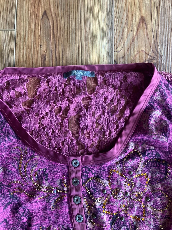 Miss Me女式M粉色长袖衬衫,带蕾丝透明背部和珠宝花朵  — 第 2/4 张图片