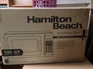 Hamilton Beach 700 Watt Compact Cuisine numérique Four à micro-ondes blanc- NEW IN BOX