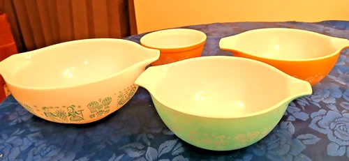 Vintage Pyrex mixing bowl set of 4 "Butterfly "(2) & Cinderella (2)