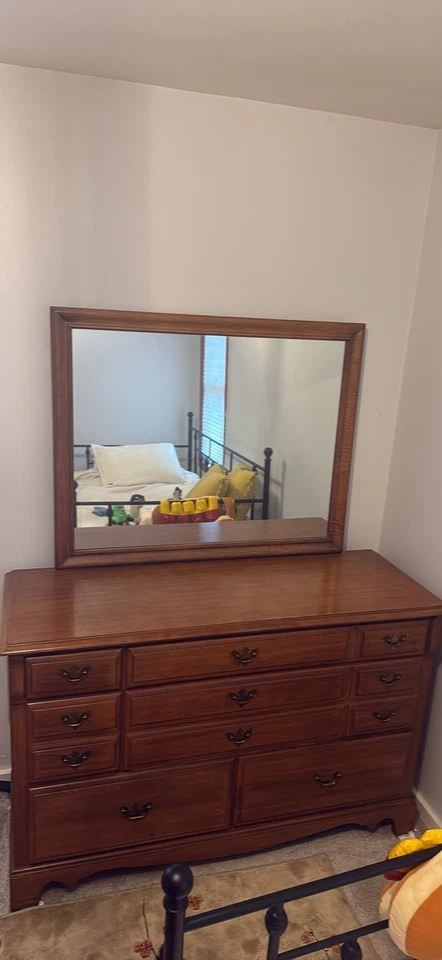 Cómoda antigua chapa de cerezo sobre un núcleo de madera dura (probablemente arce o abedul) como está Foto 3 de 4