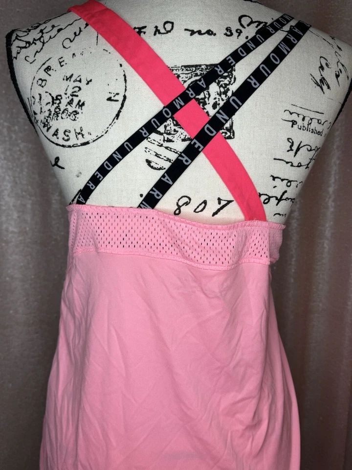 Regata Under Armour alça dupla rosa M HeatGear ajuste solto logotipo marca de palavras fluida - Imagem 3 de 4