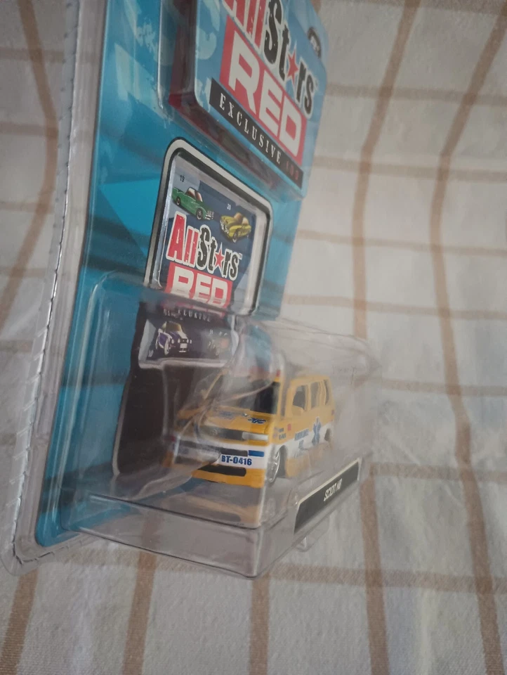 Ambulancia Maisto Scion XB 2008 All Stars roja exclusiva 100 Foto 2 de 4