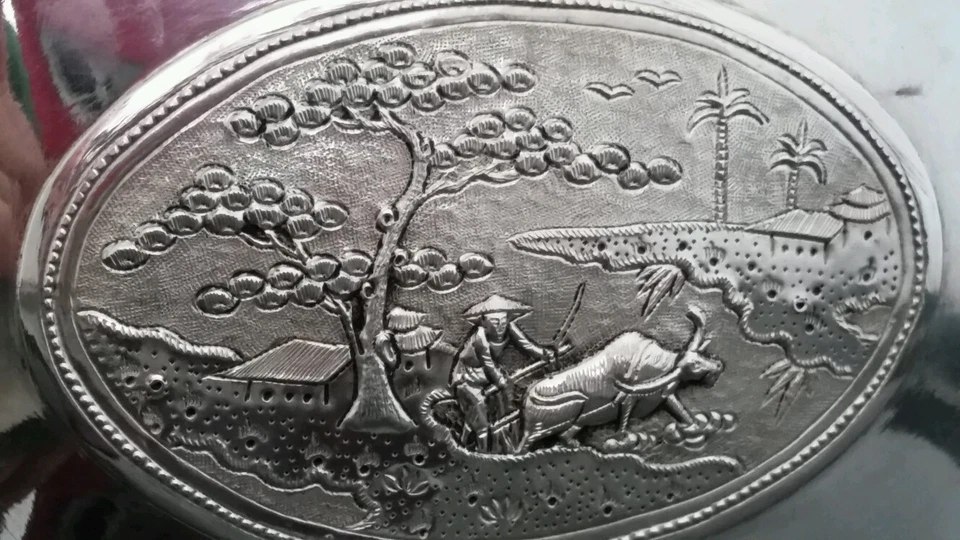 Antigua CAJA DE CIGARRILLOS de plata esterlina asiática trabajada a mano Foto 3 de 4