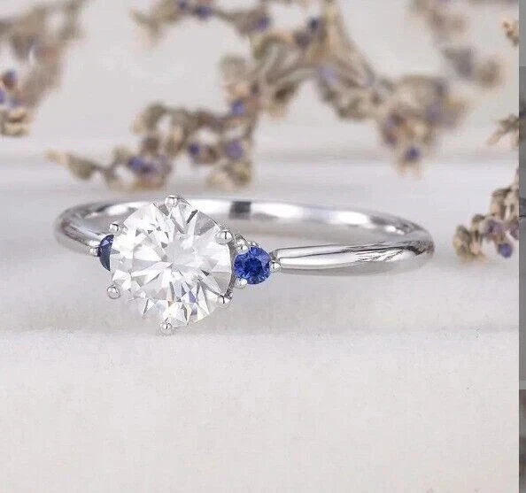 Anillo de boda de diamantes simulados de corte redondo de 2 quilates enchapado en oro blanco de 14 k Foto 2 de 4