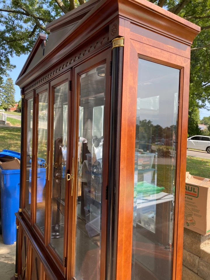 Mueble Stanley Estilo Neoclásico Madera de Cerezo China Vitrina con Luces Foto 2 de 4