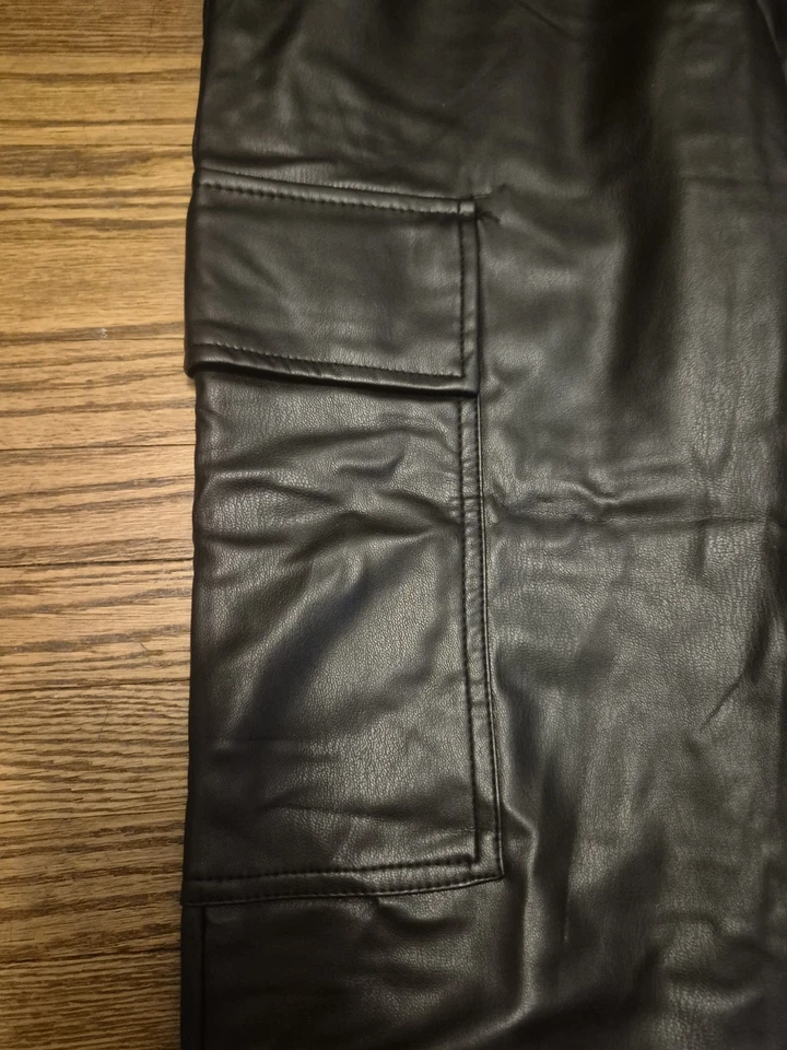 Nuevos pantalones cargo Zara cargo imitación cuero negros cintura elástica talla XS  Foto 2 de 4