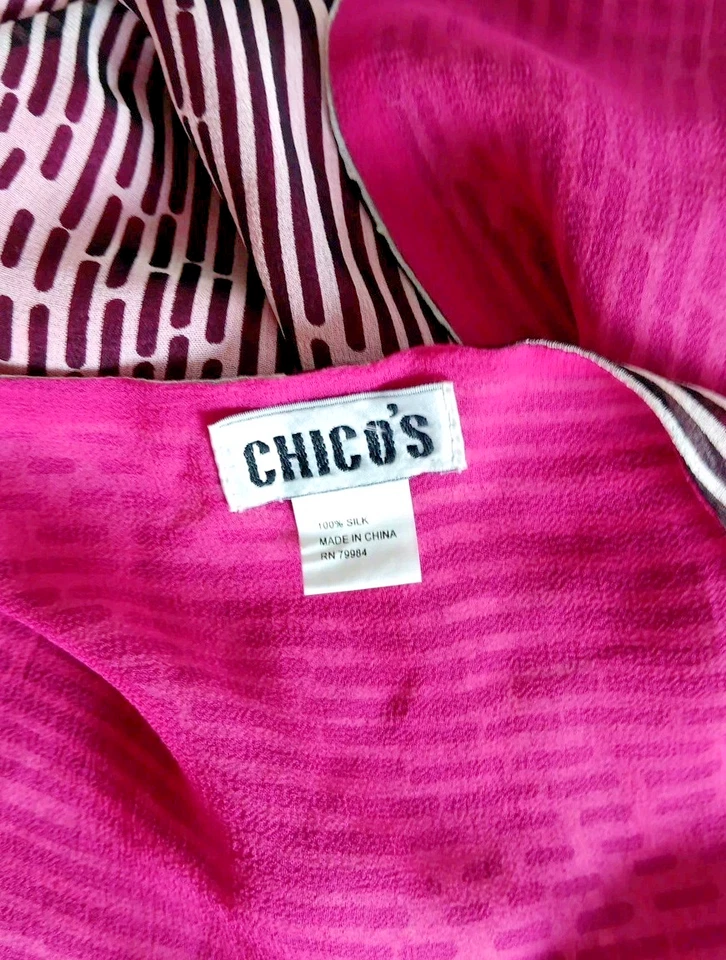 Bufanda Chico's 100% Seda Dos Capas Frontal Blanco y Negro Espalda Frambuesa 14" x 70" Foto 4 de 4