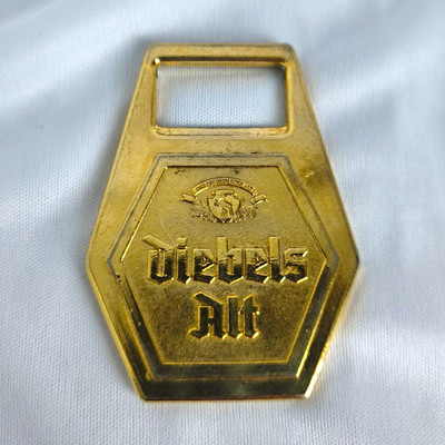 Diebels Alt Flaschenöffner goldfarben geprägt sechseckig   Bier & Brauerei