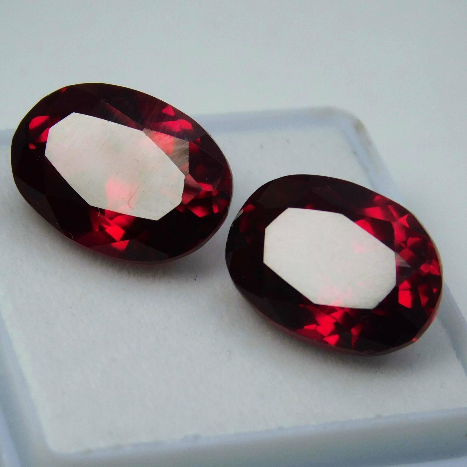 Par de piedras preciosas sueltas raras de talla ovalada de color rojo rubí...