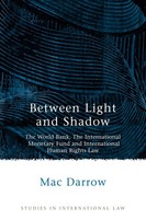 Between Light And Shadow Mac Darrow Taschenbuch Kartoniert / Broschiert Englisch