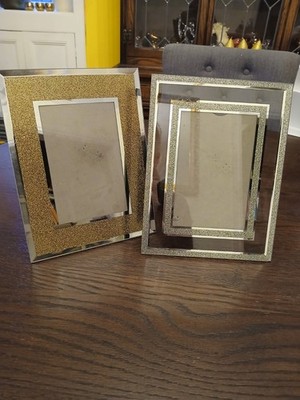 2 ASDA SPIEGELRAHMEN GOLD + SILBER FÜR 6 x 4'' FOTOS GRATIS STÄNDER + AUFHÄNGEN SEHR GUTER ZUSTAND