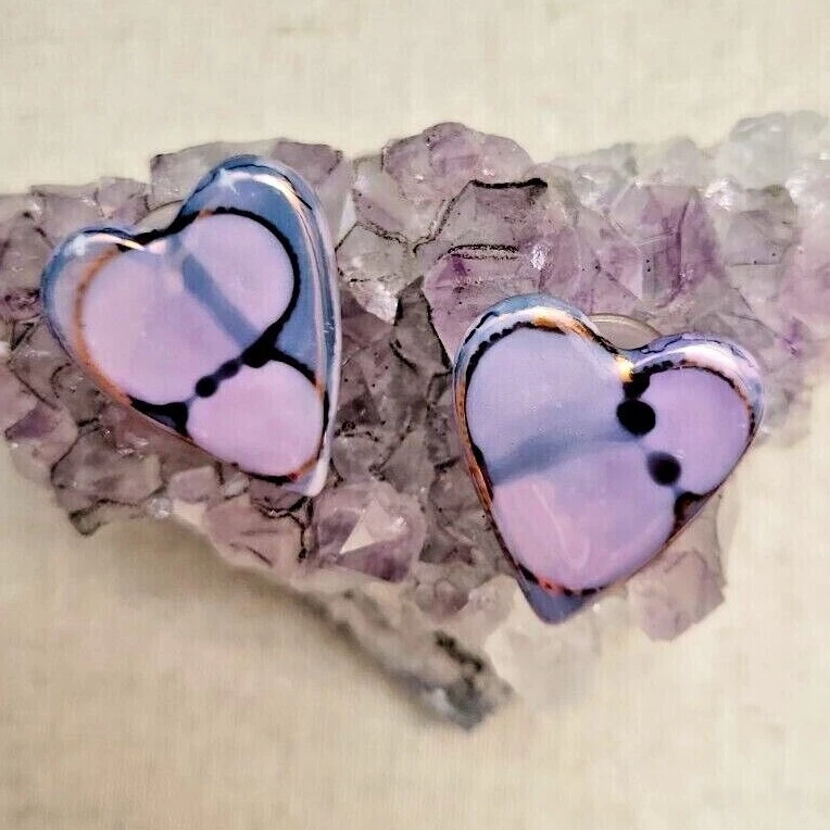 Pendientes Vinage en forma de corazón cerámica esmaltada tachuelas de bronce lavanda perforados años 80 Foto 2 de 4