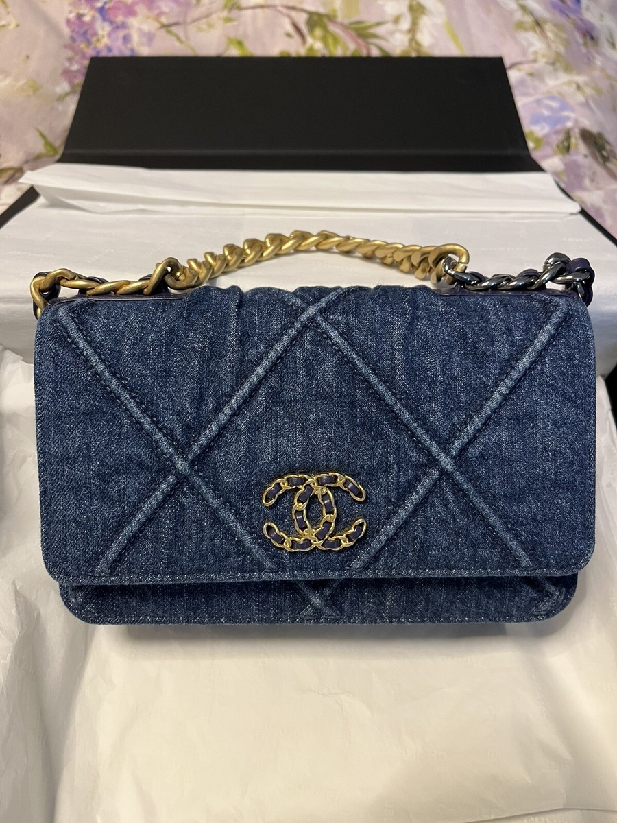 Chanel 19 flap bag in denim with silver gold hardware DOWNTOWN UPTOWN Genève #32 Chanel 19 flap bag in denim with silver gold hardware DOWNTOWN UPTOWN Genève