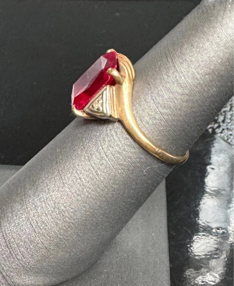 ART DECO YELLOW GOLD LAB-CREATED PINK SAPPHIRE AND DIAMOND RING SIZE 5 - Image 4 of 4