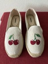 Soludos Espadrilles Embroidered Red Cherries Natural Size 8 NEW in Box