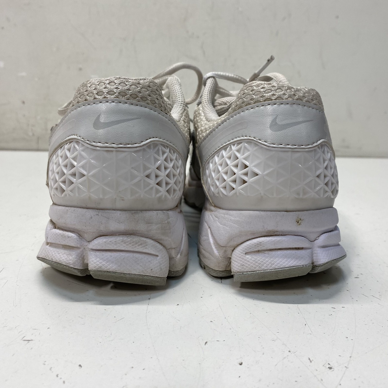Nike White/Silver Solid Running Athletic Shoes Wo… - image 4