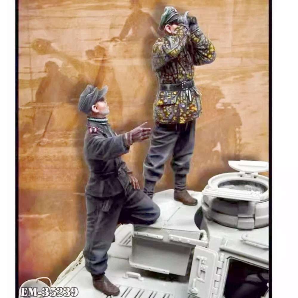1/35 resin figures model Two German tank crew members during WW II unassembled !
