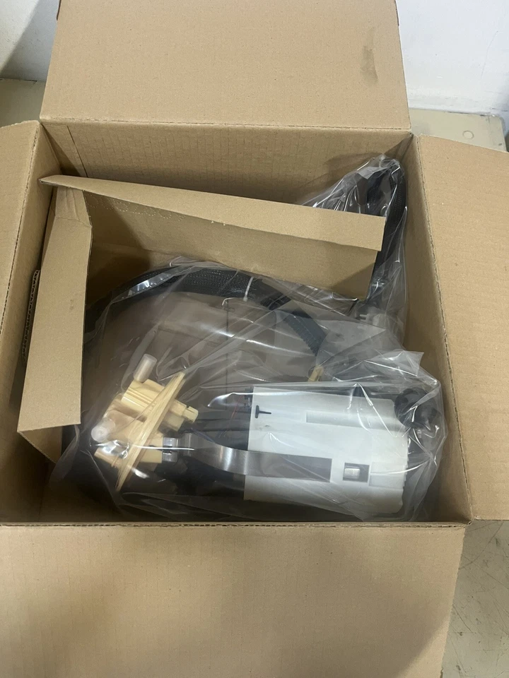 Volvo OEM Fuel Pump #30761742 S60, V70, XC70, S80 - Image 2 of 4