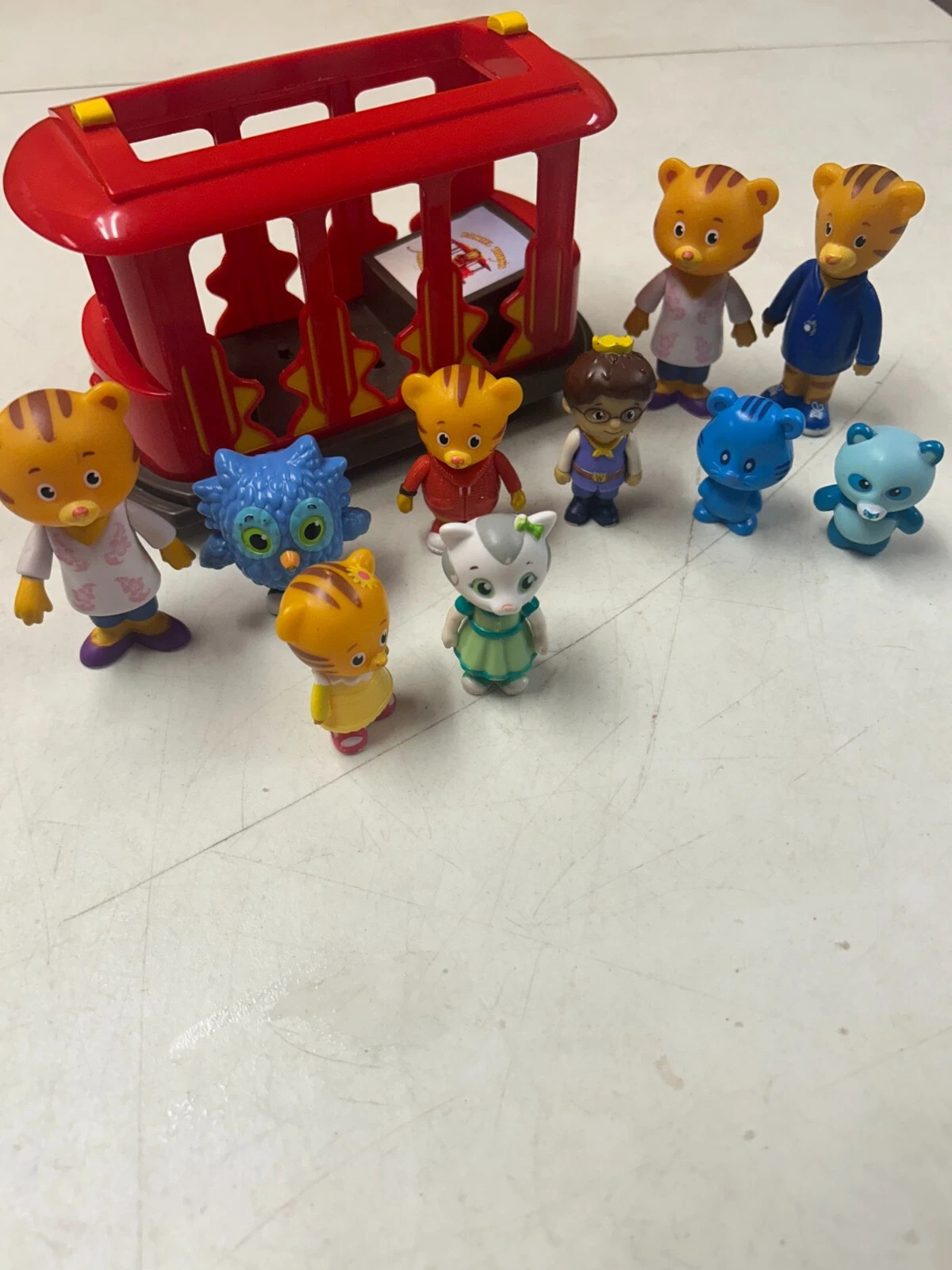  carro carrinho de passeio daniel tiger's neighborhood pull back & go carregado com figuras 