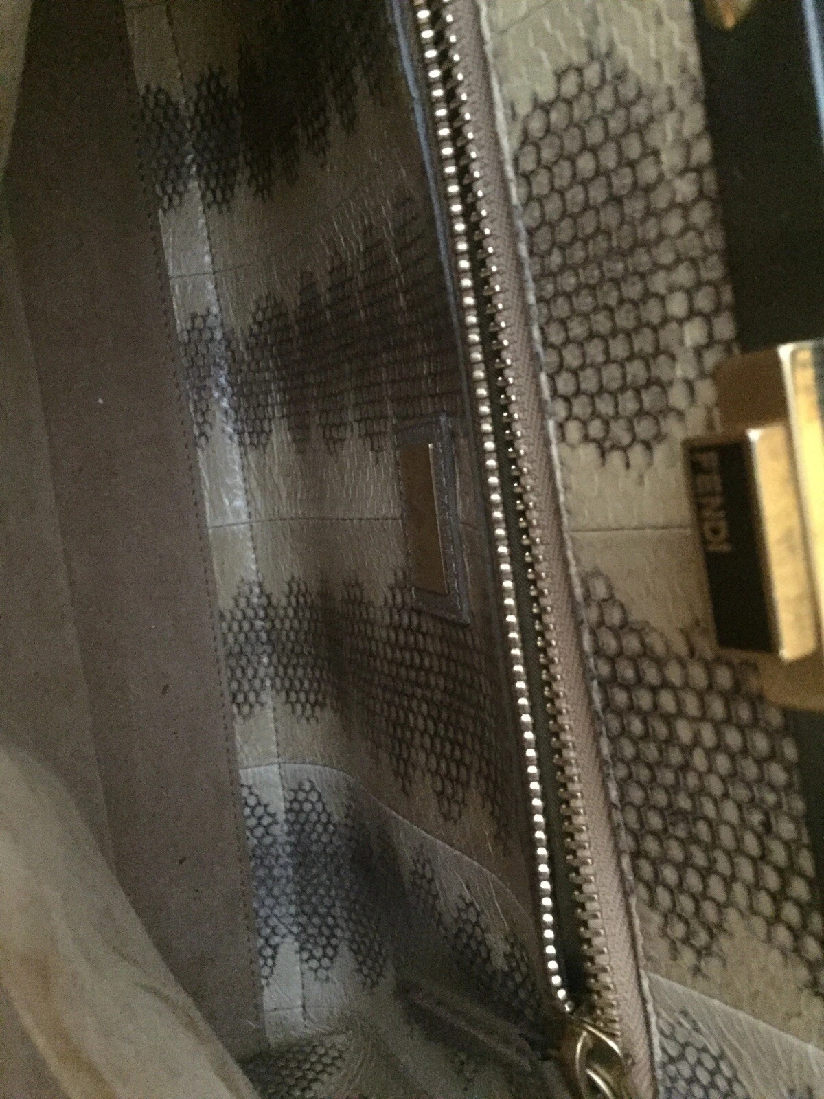 Fendi Peekaboo Large Grey con interni in pitone.