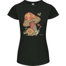 Camiseta de corte pequeño A Snail Playing the Banjo Under a Mushroom para mujer