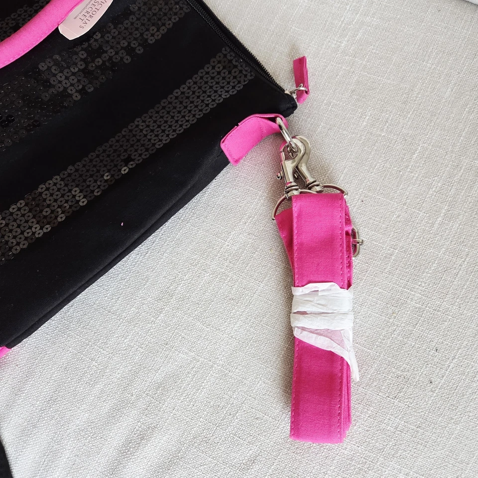 BOLSO BANDOLERA DE VIAJE DE FIN DE SEMANA CON CREMALLERA NEGRO Y ROSA VICTORIA'S SECRET  Foto 2 de 4