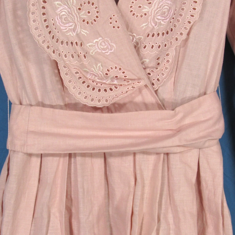 Vestido Vaina PLISADO DONNA MORGAN Rosa MEZCLA DE LINO Detalle Floral/Ojales de Colección 5/6 Foto 3 de 4