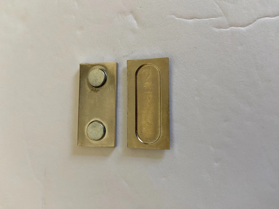 Etiqueta magnética Coach vintage roja y plateada Foto 3 de 3