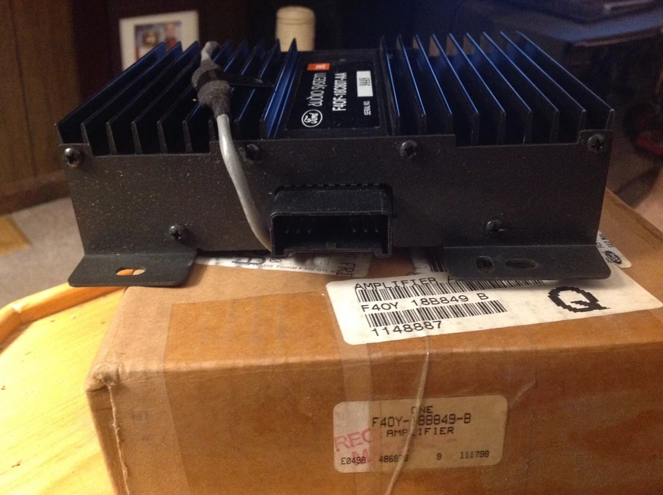 AMPLIFICADOR DE RADIO NUEVO OEM 1994 1995 1996 LINCOLN CONTINENTIAL JBL  Foto 2 de 4