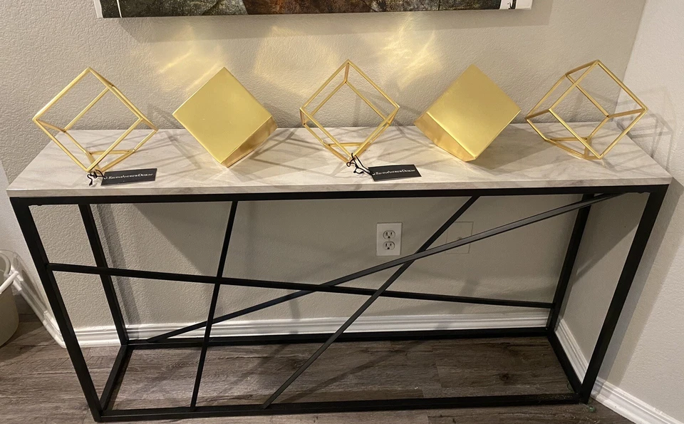 Regina Andrew Diseño Moderno y Decoración - Escultura Geométrica de Metal con Acabado Dorado Foto 4 de 4