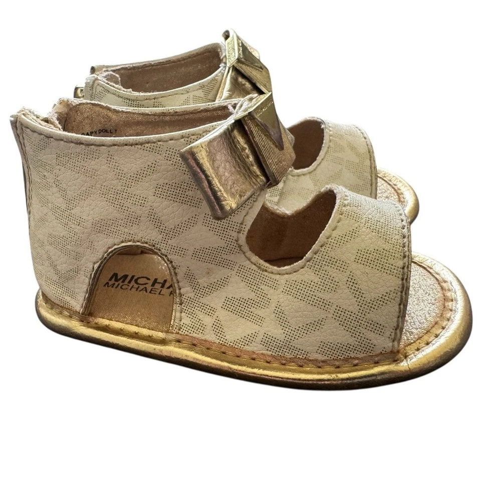 Sandalias doradas Michael Kors para bebé niña con lazo y correa en el tobillo talla 3 Foto 3 de 4