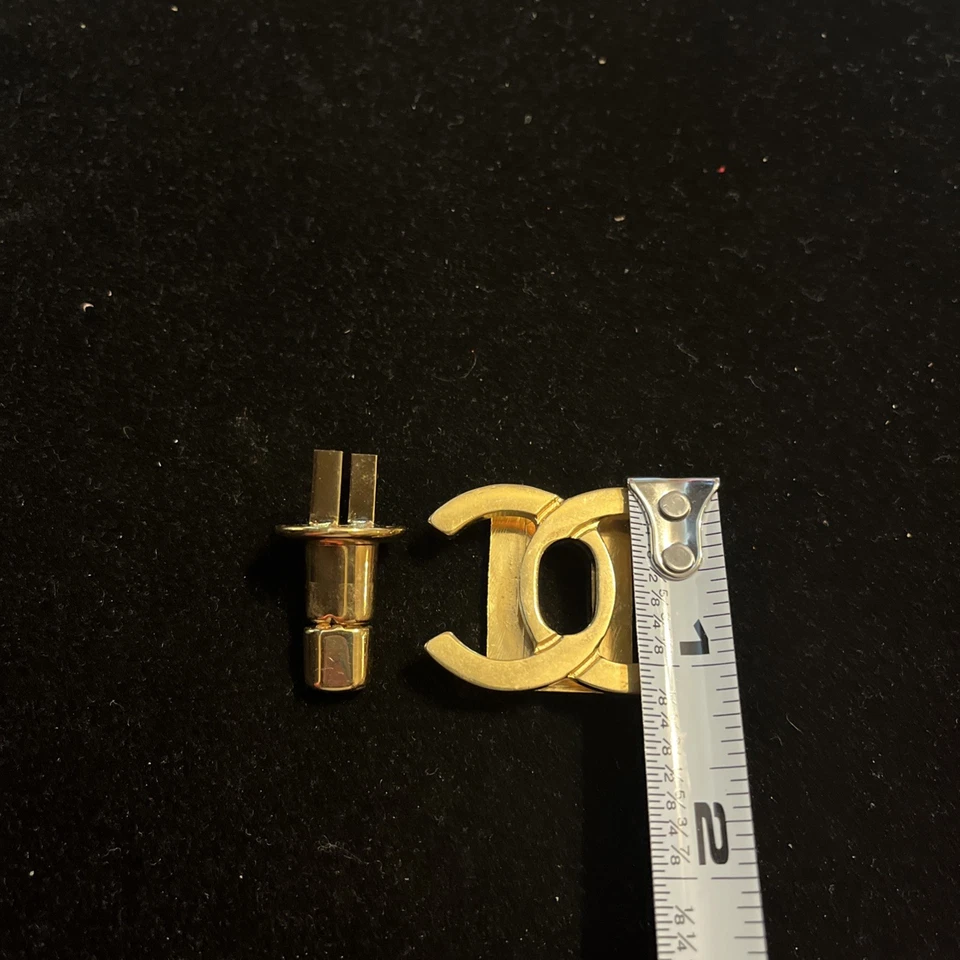 Chanel CC emblema dorado, placa de bolso y herrajes giratorios dorados  Foto 4 de 4