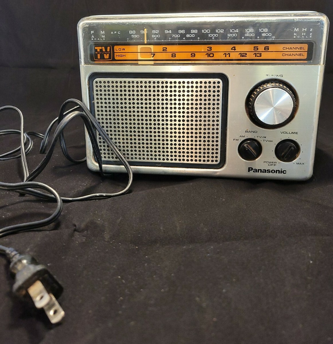 VINTAGE PANASONIC RF-1104 RADIO-TV LISTENING RARE 1977. @29 VINTAGE PANASONIC RF-1104 RADIO-TV LISTENING RARE 1977. @29