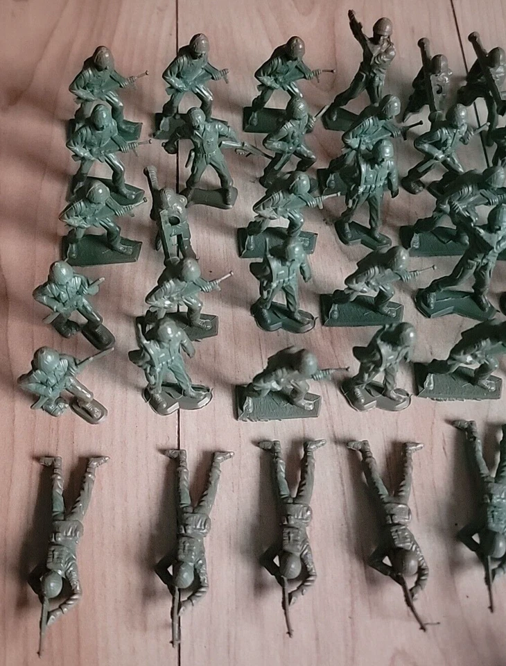 Soldados del Ejército MPC Lote de 95 Verde 2 pulgadas Plástico Hombres Juguetes de Colección Combate LEER Foto 4 de 4