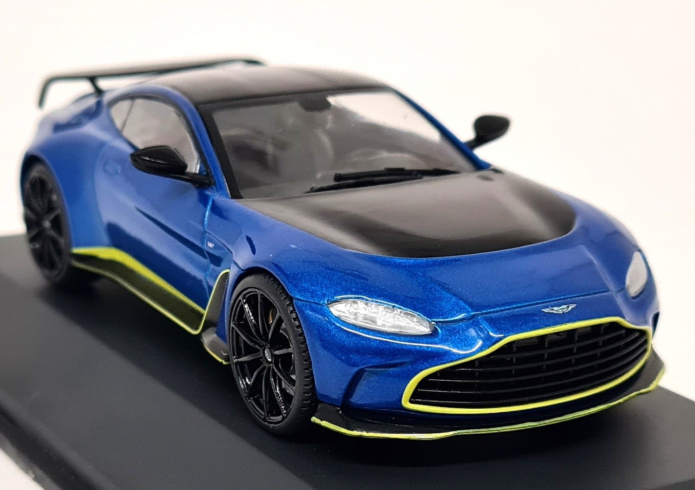 Solido 1/43 Aston Martin Vantage Blue / Yellow 2023 Diecast Scale model car