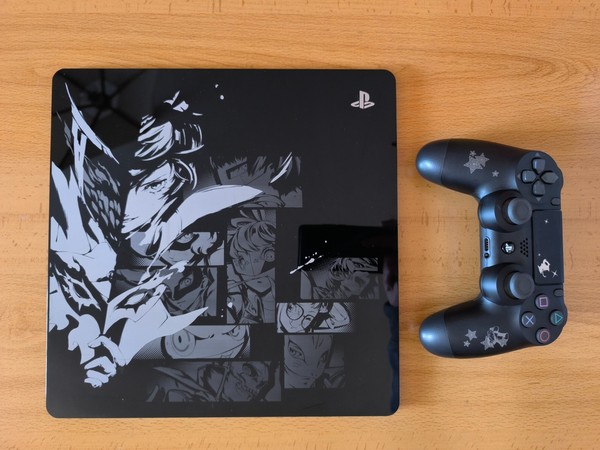 Cover & dualshock 4 Persona ps4
