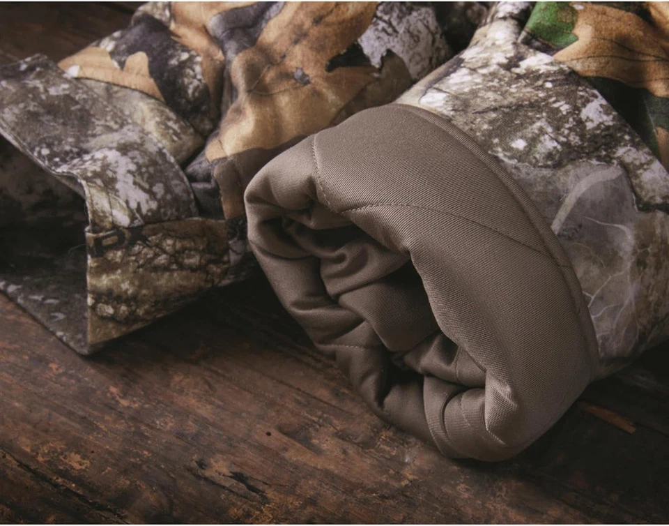 Mono de caza impermeable seco para hombre con capucha, mono de caza camuflaje aislado Foto 3 de 4